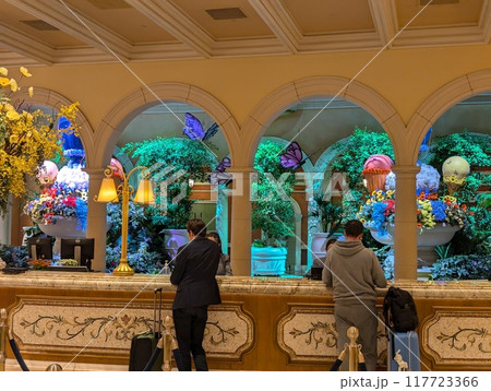 LAS VEGAS - 08.07.2024: Reception desk at the Bellagio Hotel Conservatory and Botanical Gardens. Every year the Conservatory implements five seasonal themes. 117723366