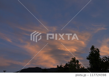 北杜市白州町の夏の夕焼け雲 117724398