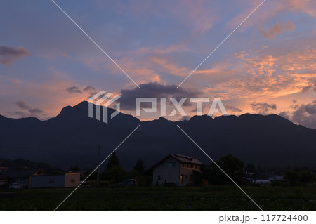 北杜市白州町の夏の夕焼け雲 117724400
