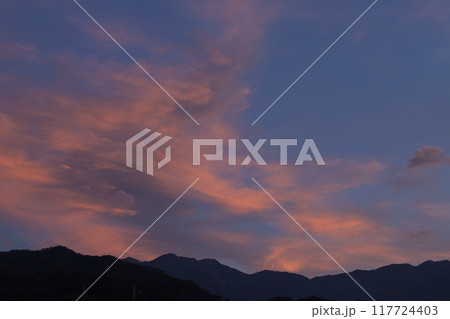 北杜市白州町の夏の夕焼け雲 117724403