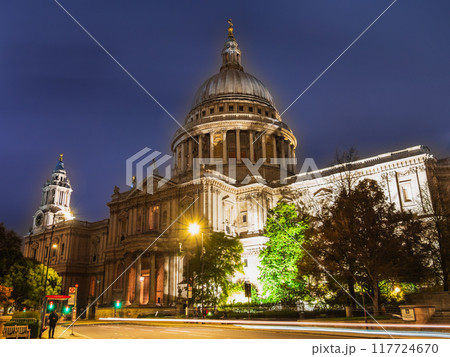 ロンドン 夜のセント・ポール大聖堂 ロンドン 夜のセント・ポール大聖堂 117724670