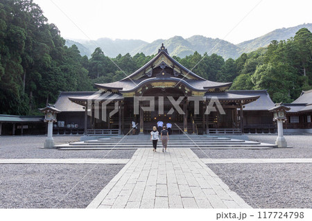 彌彦神社の拝殿 新潟県弥彦村 彌彦神社の拝殿 新潟県弥彦村 117724798