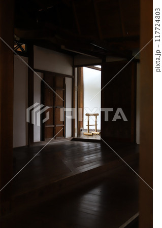 京都の寺院の屋内 京都の寺院の屋内 117724803