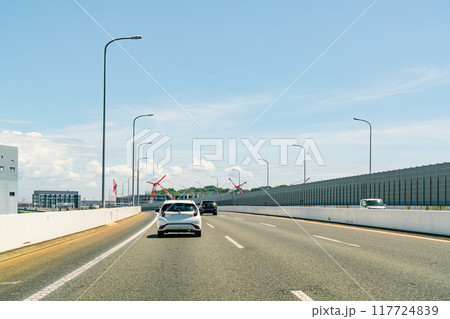 晴天の高速道路 117724839