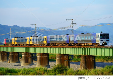 重信川橋りょうを渡り松山へ回送される8000系・L編成 117724908