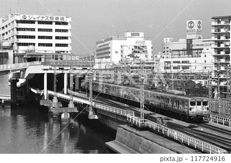 相鉄横浜駅を発車する「ほほえみ号」 117724916