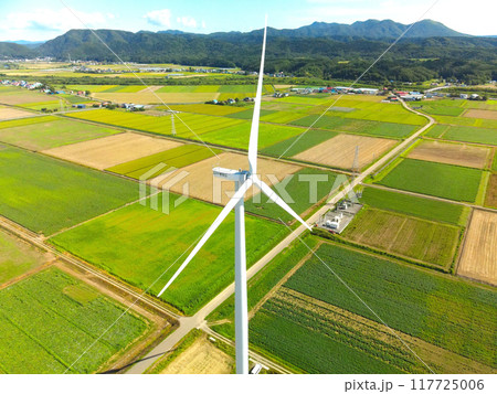 夏の北海道江差町で田園風景と風力発電の風車の風景を空撮 夏の北海道江差町で田園風景と風力発電の風車の風景を空撮 117725006