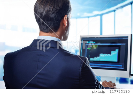 パソコンの前でパソコン作業をする男性 117725150