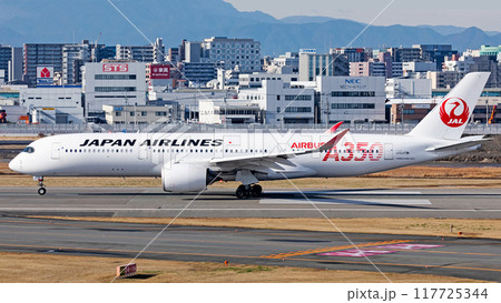 JAL350-900福岡空港タキシング 117725344