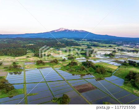 夕暮れの鳥海山と九十九島（秋田県にかほ市） 117725550