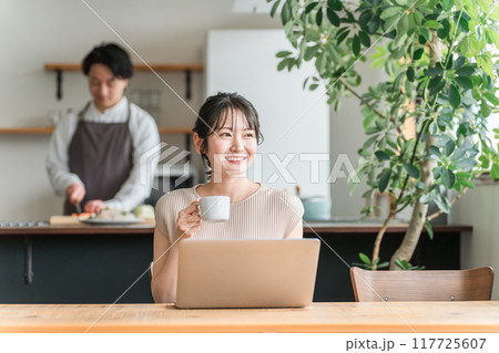家でテレワークする日本人女性(パソコン・副業・エンジニア) 家でテレワークする日本人女性(パソコン・副業・エンジニア) 117725607