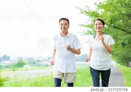 ジョギングをするシニア夫婦 117725726