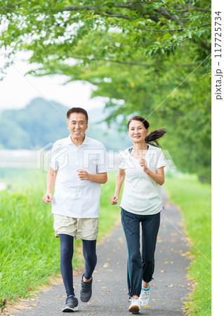 ジョギングをするシニア夫婦 ジョギングをするシニア夫婦 117725734