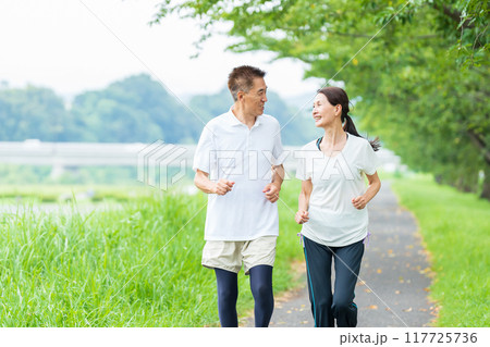 ジョギングをするシニア夫婦 ジョギングをするシニア夫婦 117725736