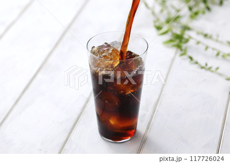 グラスに注いだアイスコーヒー 117726024