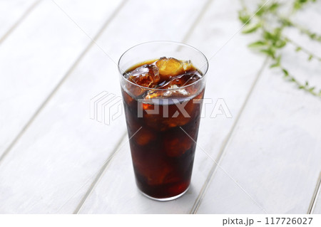 グラスに注いだアイスコーヒー 117726027