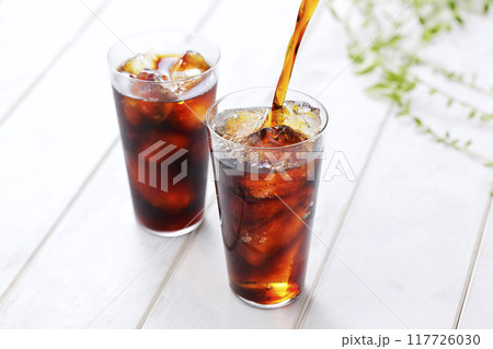 グラスに注いだアイスコーヒー 117726030