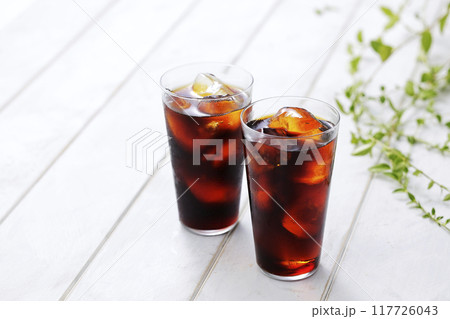 グラスに注いだアイスコーヒー 117726043