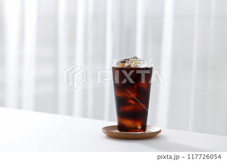 グラスに注いだアイスコーヒー グラスに注いだアイスコーヒー 117726054