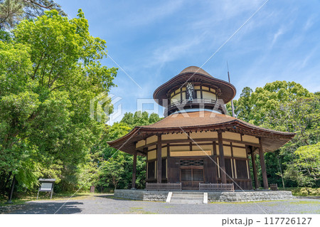 三重県伊賀市 夏の伊賀上野城内にある松尾芭蕉生誕300年を記念して建てられた俳聖殿 三重県伊賀市 夏の伊賀上野城内にある松尾芭蕉生誕300年を記念して建てられた俳聖殿 117726127