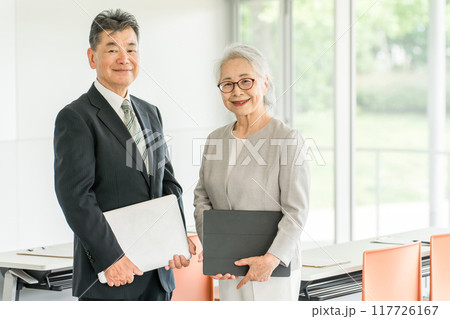 オフィス・会議室にいるシニア世代のビジネスマン男女(再雇用・セカンドキャリア・再就職) オフィス・会議室にいるシニア世代のビジネスマン男女(再雇用・セカンドキャリア・再就職) 117726167
