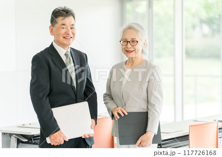 オフィス・会議室にいるシニア世代のビジネスマン男女 オフィス・会議室にいるシニア世代のビジネスマン男女 117726168