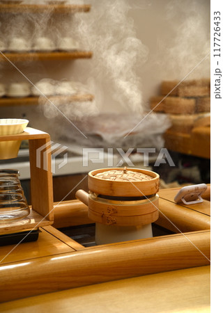 蒸籠を使っているカフェの店内 117726433