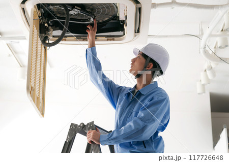 空調設備の点検をする作業員 117726648