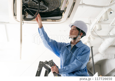 空調設備の点検をする作業員 空調設備の点検をする作業員 117726650