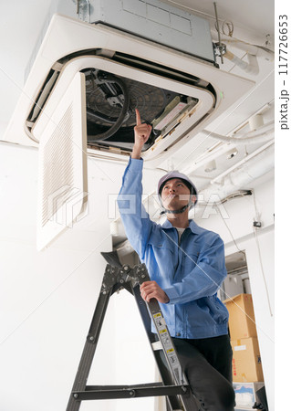 空調設備の点検をする作業員 117726653