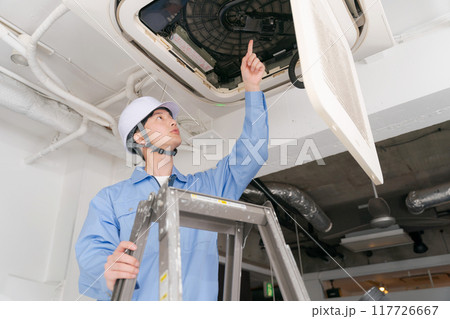 空調設備の点検をする作業員 空調設備の点検をする作業員 117726667