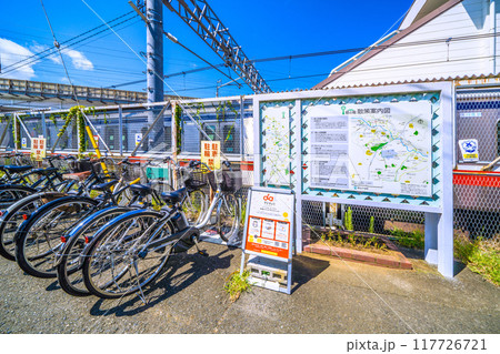 日本の横浜都市景観 8月。SOTETSU 西谷駅 南口。駅前のダイチャリなどを望む 日本の横浜都市景観 8月。SOTETSU 西谷駅 南口。駅前のダイチャリなどを望む 117726721
