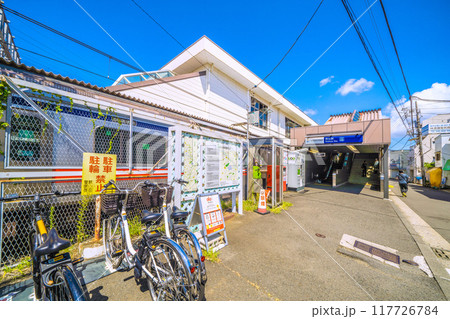 日本の横浜都市景観 8月。SOTETSU 西谷駅 南口。駅前のダイチャリなどを望む 日本の横浜都市景観 8月。SOTETSU 西谷駅 南口。駅前のダイチャリなどを望む 117726784