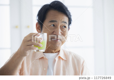 青汁を飲むシニア男性 青汁を飲むシニア男性 117726849
