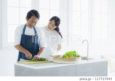 キッチンのミドル夫婦 117727043