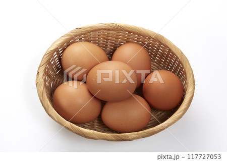 かごに入れた赤たまご chicken eggs in a basket かごに入れた赤たまご chicken eggs in a basket 117727053