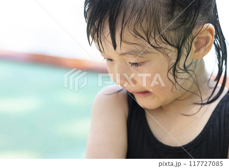 プールで遊ぶ女の子 プールで遊ぶ女の子 117727085