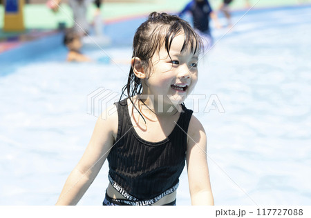 プールで遊ぶ女の子 プールで遊ぶ女の子 117727088