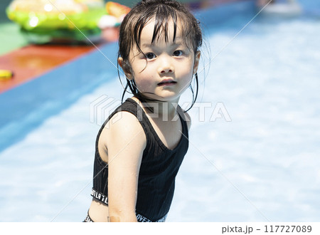 プールで遊ぶ女の子 プールで遊ぶ女の子 117727089