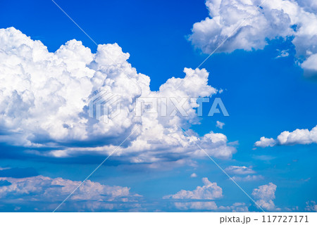 夏の青空に広がる白い雲　d-2 高彩度コントラスト 117727171
