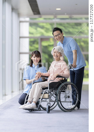 シニア女性と介護スタッフ　カメラ目線　全身 117727200