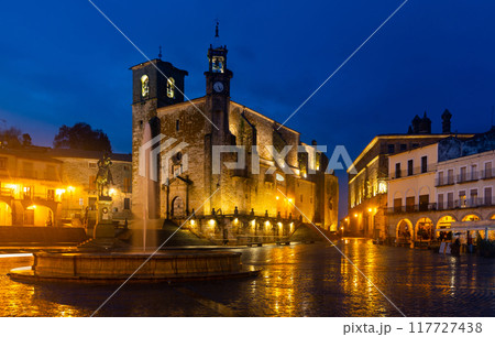 Central square of Trujillo, Plaza Mayor, at dusk 117727438