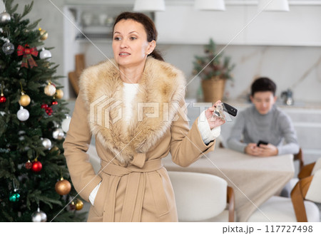Mother leaving son home alone 117727498