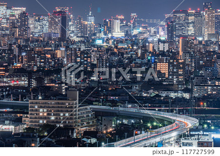 大阪のビル群夜景と高速道路 117727599