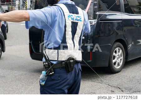 交通整理する警察官 交通整理する警察官 117727618
