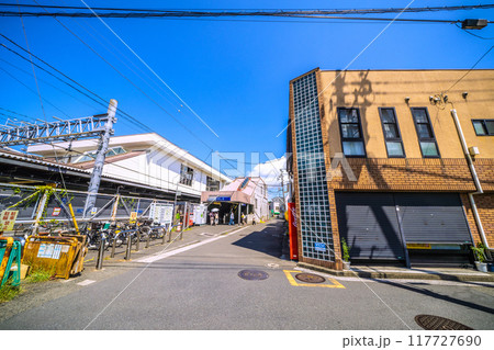 日本の横浜都市景観　8月。SOTETSU　西谷駅 南口。駅前のダイチャリなどを望む 117727690