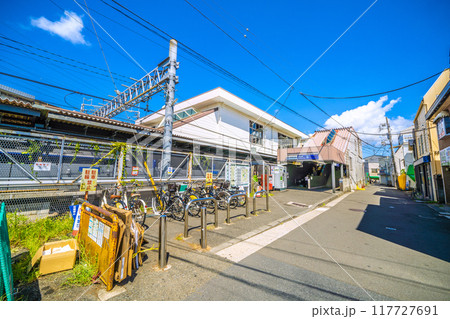 日本の横浜都市景観 8月。SOTETSU 西谷駅 南口。駅前のダイチャリなどを望む 日本の横浜都市景観 8月。SOTETSU 西谷駅 南口。駅前のダイチャリなどを望む 117727691