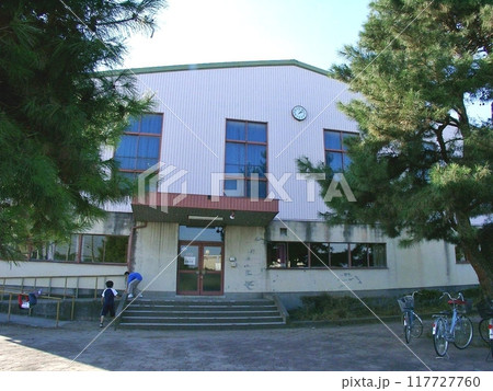 かつては職員室 2階は図書室(2010.11.7) 体育館が建ちバスケット、バレーボールは雨知らず 117727760