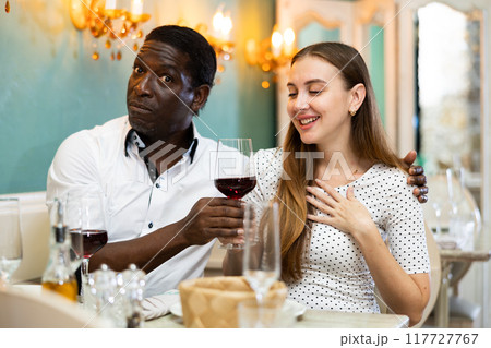 Girl telling story her lover at the restaurant 117727767