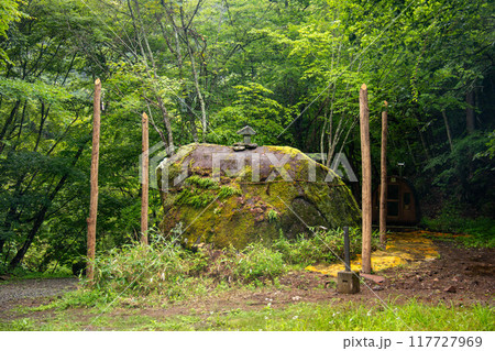 夏の横谷渓谷　御柱と祠　マイナスイオンの世界　長野県茅野市　日本 117727969